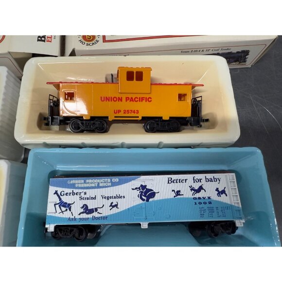 Bachmann Set of 4 HO Freight Cars - Union Pacific, Gerber, Santa Fe, Burlington - Picture 7 of 7